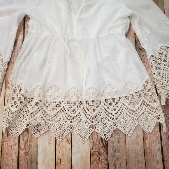 🆕️ BCBGMAXAZRIA Scalloped Embroidery Top Size S - Picture 5 of 15